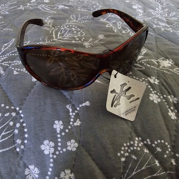 Women Sunglasses - Picture 2 of 2
